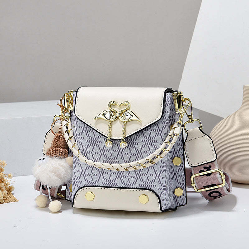 Fashionable Crossbody Flip Cover Bag 4 Fashionable Crossbody Flip Cover Bag - Image 4